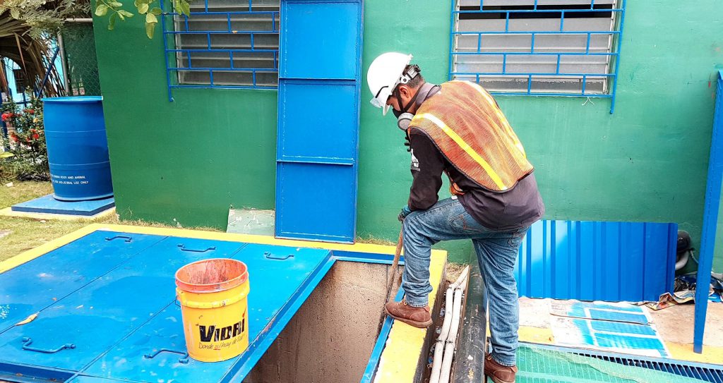 Hombre trabajando en tratamiento de aguas